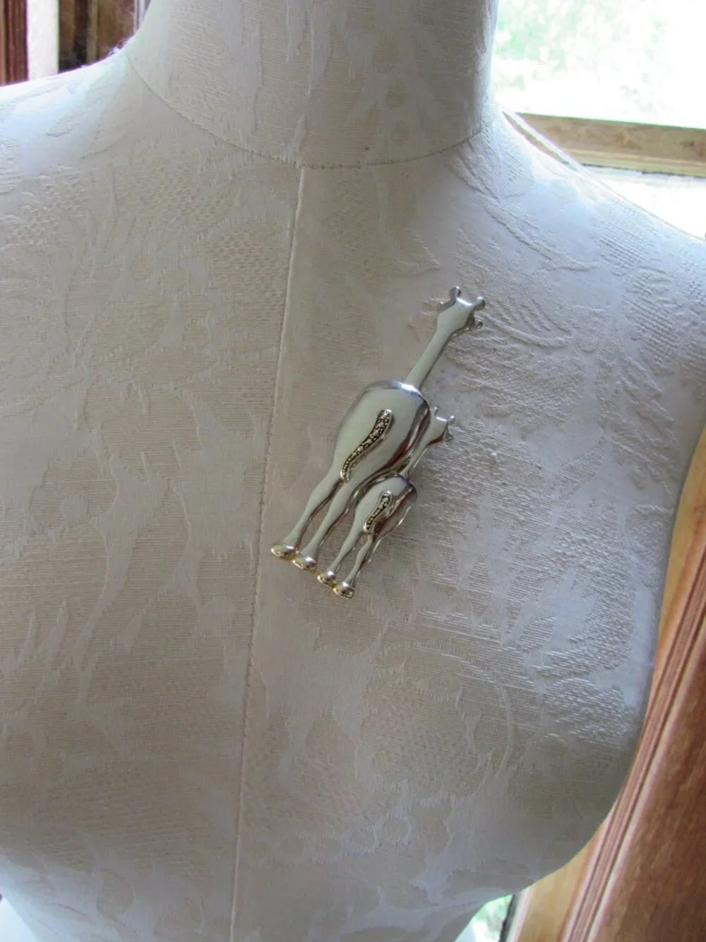 Cutest Mama Giraffe & Baby Giraffe Silver Tone Brooch